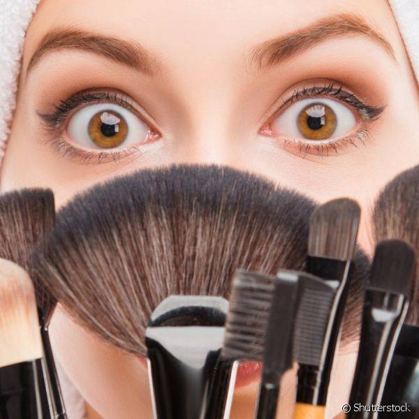 A higieniza??o dos pinc?is ? fundamental para garantir ainda um boa apar?ncia mesmo quando se est? sem maquiagem! (Foto: Shutterstock)